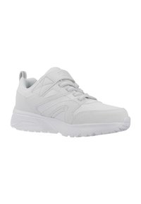Zapatilla deportiva blanca con parte superior texturizada, cierre de cordones y cuello acolchado. Cuenta con una suela de goma y una lengüeta para facilitar su puesta.