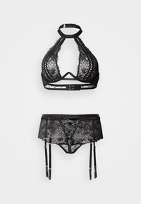 Ensemble de lingerie en dentelle noire comprenant un bralette triangulaire à col halter et une ceinture porte-jarretelles avec bretelles ajustables, motifs floraux délicats et texture transparente.