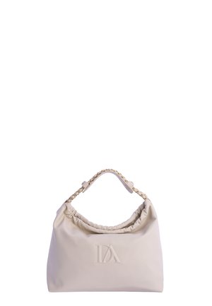 Bolso de mano de cuero suave color crema con parte superior fruncida, asa de cadena dorada y logo "DA" en relieve en el centro del frente.