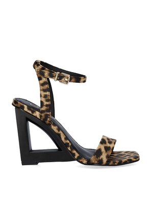 Sandalia de tacón alto con estampado de leopardo, parte superior cubierta de tela, tacón en bloque triangular negro y tira al tobillo con un hebilla dorada.