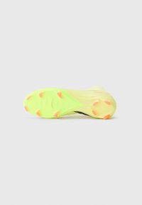 Scarpa da football con un upper giallo-nero flessibile. La suola esterna è di un verde brillante con tacchetti arancioni per la trazione. Texture liscia, design aerodinamico.