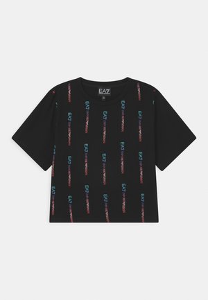 Sort kortærmet cropped t-shirt med farverige lodrette EA7 Emporio Armani-logoer trykt på forsiden og rund halsudskæring.