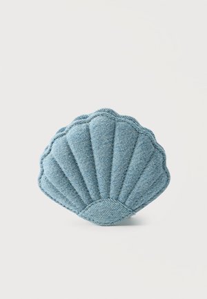 Blauw stoffen zakje in de vorm van een sint-jakobsschelp met gestructureerd stiksel op een effen witte achtergrond.