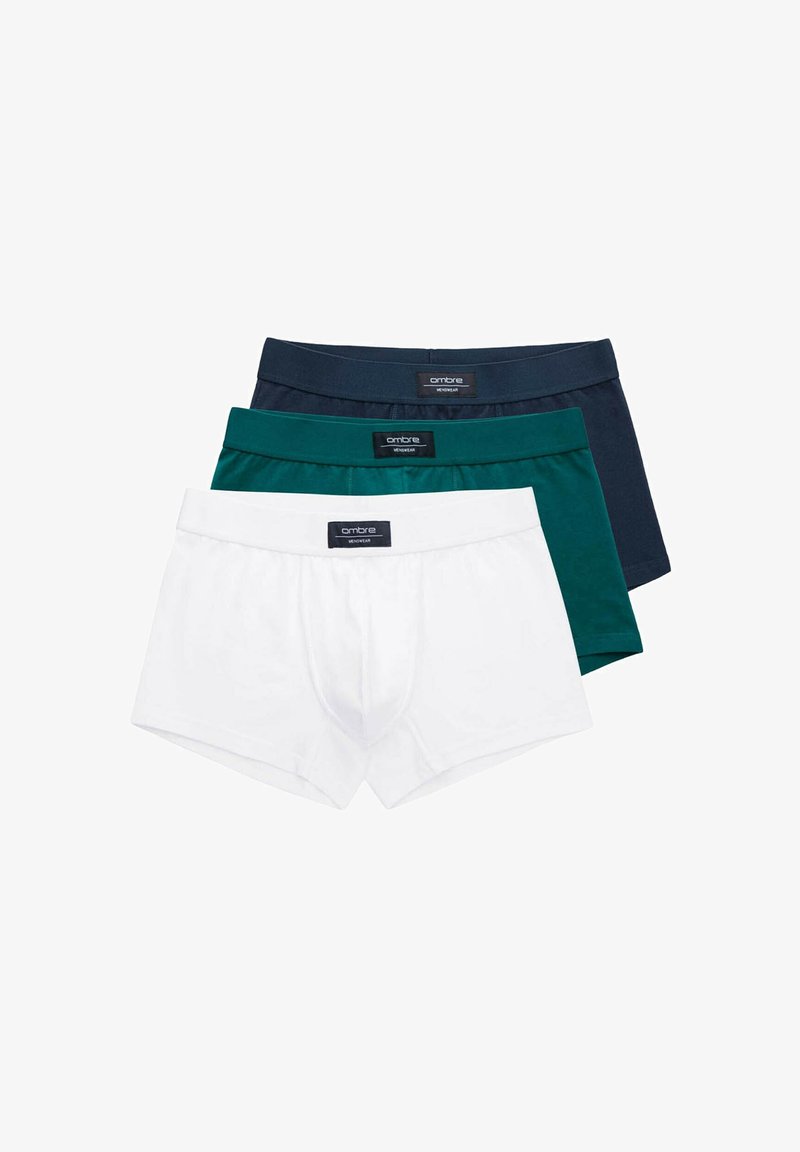 Trois paires de boxers pour hommes : bleu marine, vert foncé et blanc. Fabriqués en tissu doux avec une ceinture élastique et une étiquette à l'avant.