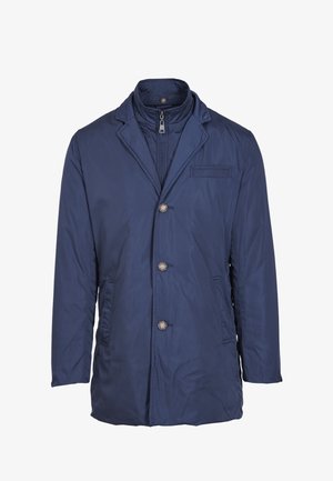 Blazer trapuntato blu navy con colletto a punta, chiusura a bottoni, tasche laterali e colletto interno con zip. Texture liscia, design leggero.