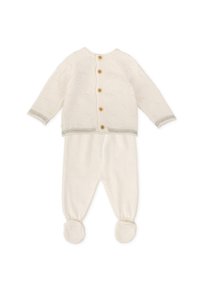 Cárdigan de crema claro con botones en la parte delantera, adornado con puntos texturizados y ribetes grises. Pantalones con pies a juego en suave punto, que cuentan con puños acanalados.