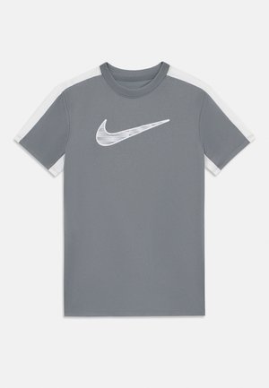 T-shirt sportivo grigio con collo rotondo, maniche corte, dettagli bianchi sulle spalle e logo Nike bianco sul petto. Texture liscia.
