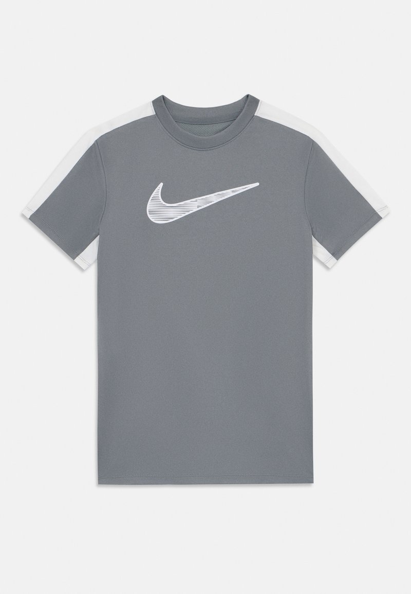 T-shirt de sport gris avec un col rond, des manches courtes, des accents blancs sur les épaules et un logo Nike blanc sur la poitrine. Texture lisse.