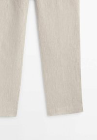 Lichtbeige broek met een gestructureerde afwerking, rechte pijpen en een nette zoom. De stof lijkt geweven met subtiele variaties in toon.