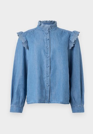 Blouse en denim bleu clair à manches longues, boutonnée sur le devant, avec un col haut à volants et des détails en dentelle à volants sur les coutures d'épaule.