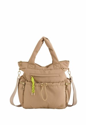 Bolso beige con asas retorcidas, bolsillo frontal con cremallera y tirador verde neón, dos bolsillos laterales con cremallera y una correa de hombro desmontable.