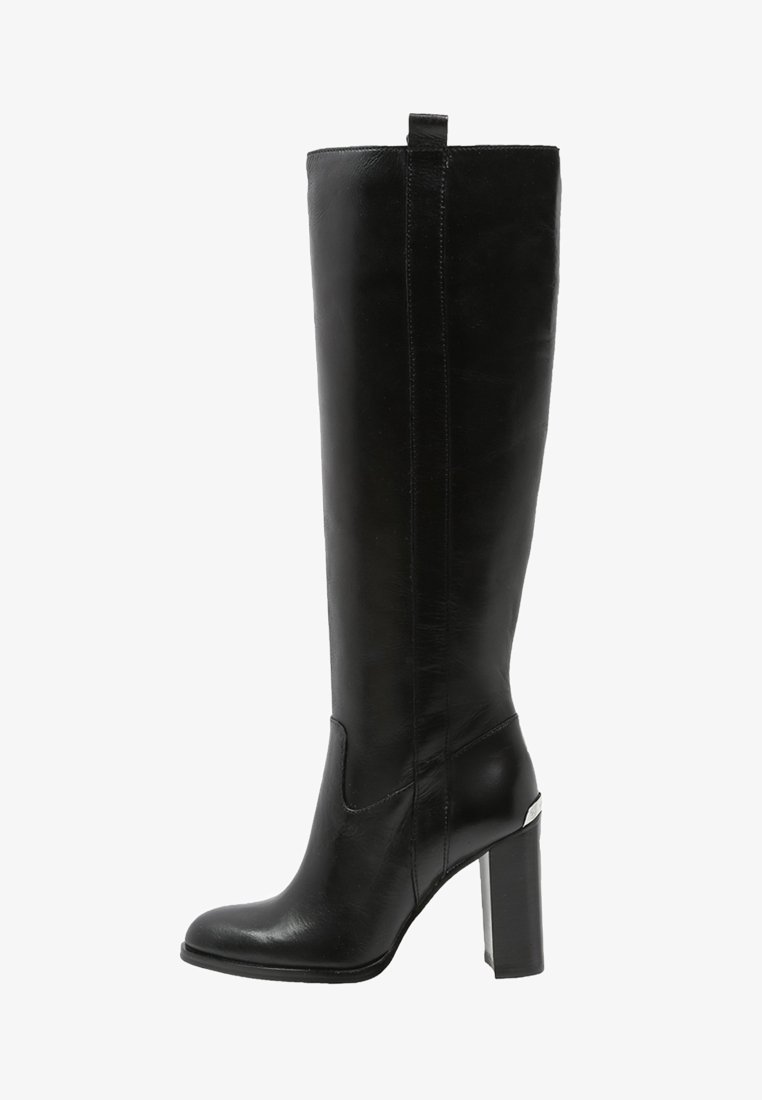 Botte haute noire en cuir avec une texture lisse, un bout carré et un talon épais. Présente une couture latérale et un accent métallique près du talon.