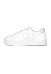 Sneaker bianco realizzato in materiale sintetico liscio, con punta rotonda, suola piatta e dettagli del logo in rilievo sul lato esterno. Design minimalista.
