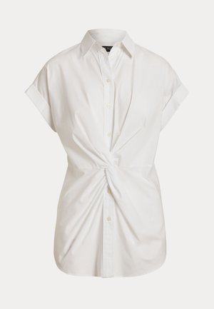 Λευκό πουκάμισο με κοντά μανίκια, κουμπιά και γιακά, με λεπτομέρεια κόμπου στη μέση.