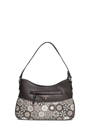 Borsa a spalla in pelle marrone con design curvo, dotata di una sezione inferiore a motivo nei toni beige e grigi, e una tasca frontale con zip.