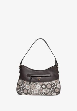 Borsa a spalla in pelle marrone con design curvo, dotata di una sezione inferiore a motivo nei toni beige e grigi, e una tasca frontale con zip.