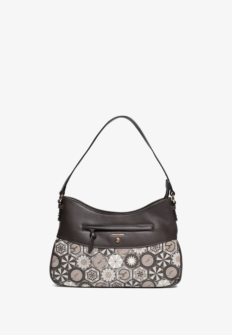 Brązowa skórzana torba na ramię o zaokrąglonym kształcie, z wzorzystą dolną częścią w odcieniach beżu i szarości oraz przednią kieszenią na zamek.