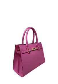 Różowa torebka ze skórzanym teksturowanym wykończeniem, z podwójnymi uchwytami i złotym prostokątnym zapięciem z przodu.