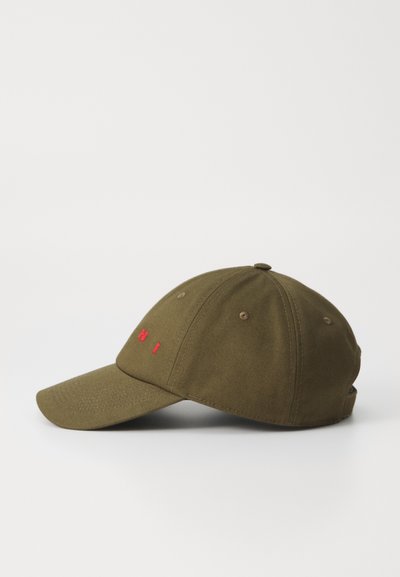 Gorra verde oliva con visera curva, que presenta texto bordado en rojo en la parte frontal. Hecha de algodón, tiene un acabado texturizado y orificios de ventilación.