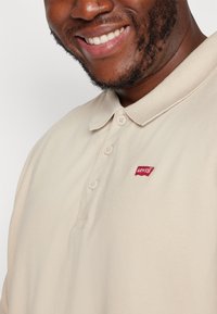 Levi's® Plus Polotričko - sahara khaki