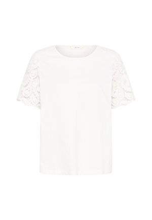 Bijela bluza kratkih rukava s čipkastim detaljima na rukavima i okruglim izrezom na vratu.