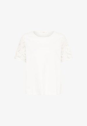 Witte blouse met korte mouwen, kantdetail op de mouwen en een ronde hals.