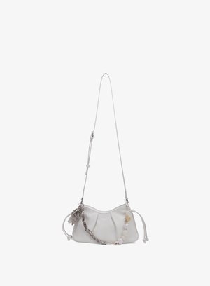 Petit sac d'épaule blanc avec une sangle réglable, un détail tressé et des perles décoratives sur un fond uni.