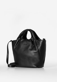 Zwart leren handtas met een zachte textuur, voorzien van twee draaghandles en een afneembare schouderband. Eenvoudig, slouchy ontwerp zonder zichtbare sluiting.