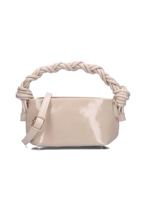 Gevlochten handvat tas van zacht beige gepatenteerd leer, met een rechthoekige vorm, afneembare schouderband en gouden hardware accenten.