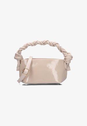 Gevlochten handvat tas van zacht beige gepatenteerd leer, met een rechthoekige vorm, afneembare schouderband en gouden hardware accenten.