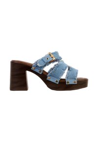 Sandale à talon épais en bois avec des lanières en denim bleu clair usées et une boucle dorée sur fond blanc.
