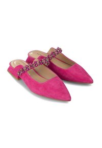 Mule in suede rosa con punta affusolata, dotato di una fascia decorativa di gemme rosa sul collo del piede e un tacco basso e quadrato.