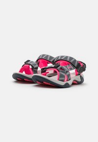 Sandali sportivi con cinturini grigi e rosa, chiusure regolabili texturizzate, plantare grigio imbottito e suola nera flessibile con dettagli rosa.