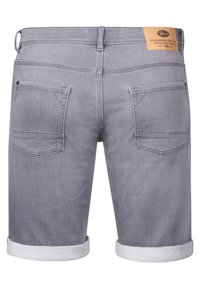 Pantalones cortos de mezclilla gris con puños enrollados, que cuentan con dos bolsillos traseros y un parche de cuero marrón en la cinturilla con los detalles de la marca.