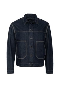 Temno modra denim jakna s klasičnim dizajnom, ki vključuje koničast ovratnik, dve sprednji žepke in kontrastno bež šivanje.