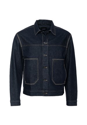 Tmavá džínová bunda s klasickým designem, která má špičatý límec, dvě přední kapsy a kontrastní béžové švy.