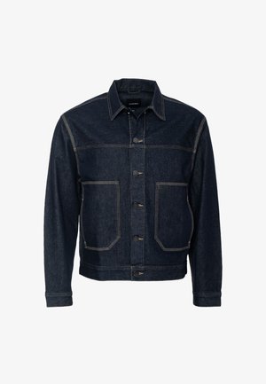 Tmavá džínová bunda s klasickým designem, která má špičatý límec, dvě přední kapsy a kontrastní béžové švy.