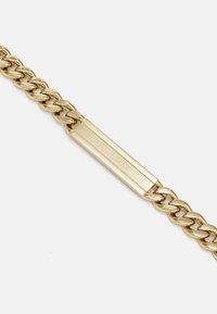 Pulsera de cadena de oro con eslabones entrelazados, textura suave y una placa central grabada con "HILFIGER." Acabado metal pulido.