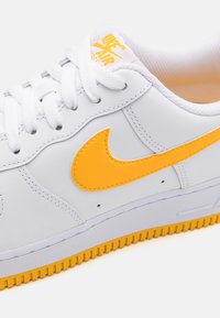 Nike Sportswear AIR FORCE 1 '07 - Tenisky - white/university gold