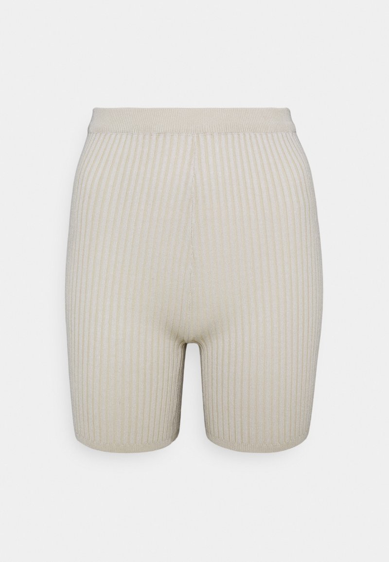 Shorts en tricot côtelé beige avec un design ajusté, dotés d'une taille élastique et d'une texture lisse. Pas de fermetures ni de poches visibles.