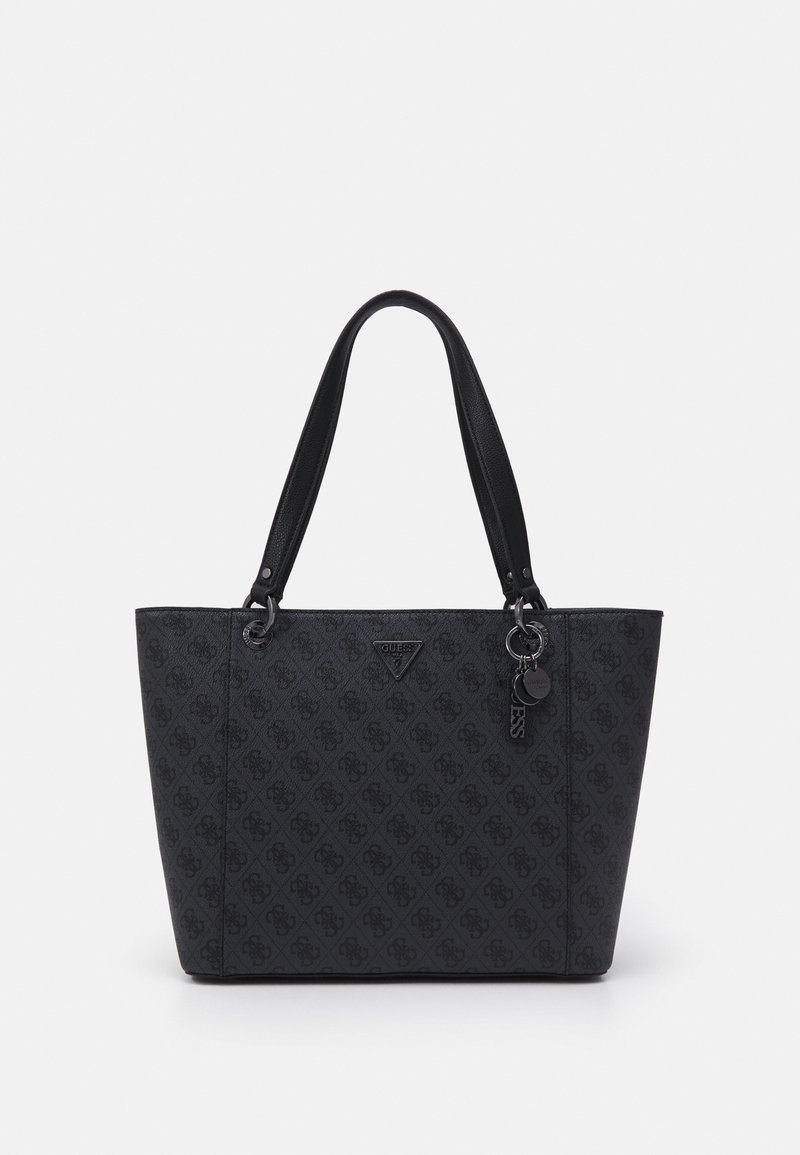 Schwarze Guess-Tasche mit gemustertem Logo-Print, doppelten Griffen und metallischen Logo-Anhängern, die an einer Seite baumeln.
