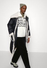 Abercrombie & Fitch Casaco clássico - black /with cream
