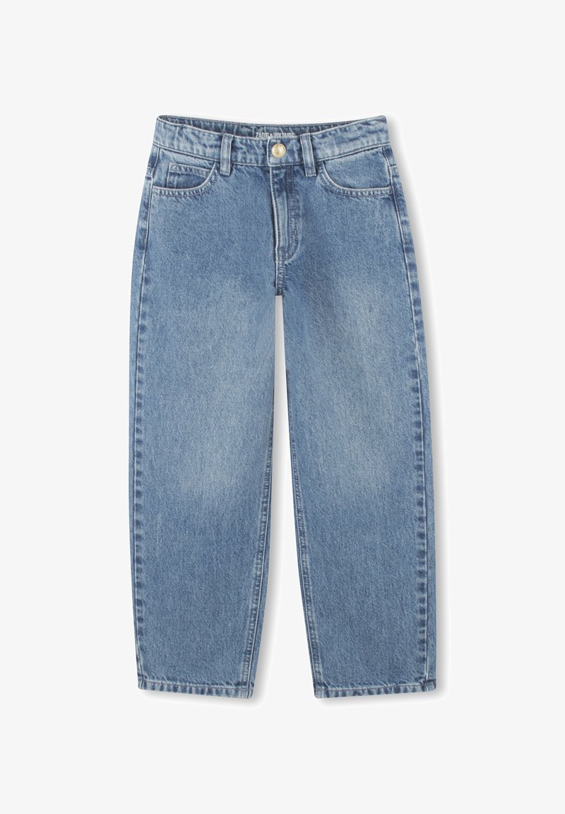 Jean en denim bleu clair avec une coupe droite, cinq poches et une fermeture à bouton. Présente une texture délavée et des détails de couture visibles.