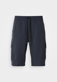 Short cargo gris foncé jusqu'au genou avec taille élastique et cordon noir, doté de poches latérales avec rabats.