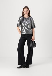 BOSS ESENS - Trükipildiga T-särk - silver