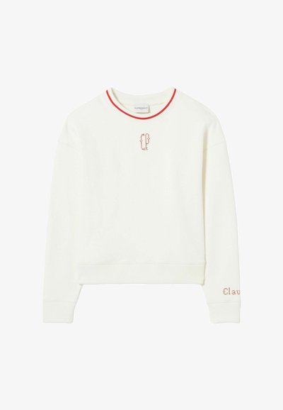 Sweatshirt blanc avec col côtelé rouge, présentant un petit logo brodé sur la poitrine et un détail de texte sur la manche. Tissu doux, coupe décontractée.