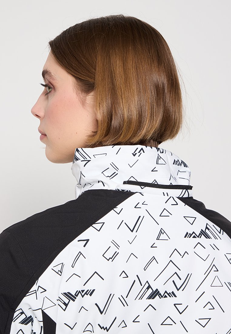 Czarna i biała kurtka z geometrycznymi wzorami, wysokim kołnierzem i kieszenią na zamek z tyłu. Wykonana z gładkiego, lekkiego materiału.