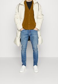 DRYKORN Strickjacke - brown