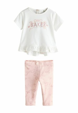 Weißes kurzärmeliges Oberteil mit dem Schriftzug "Baker" und Spitze am Saum, kombiniert mit pinkfarbenen Leggings mit Blumen- und Tiermustern.