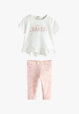 Hvid kortærmet top med teksten "Baker", blonderkant, kombineret med pink leggings med blomstermønstre og dyremotiver.